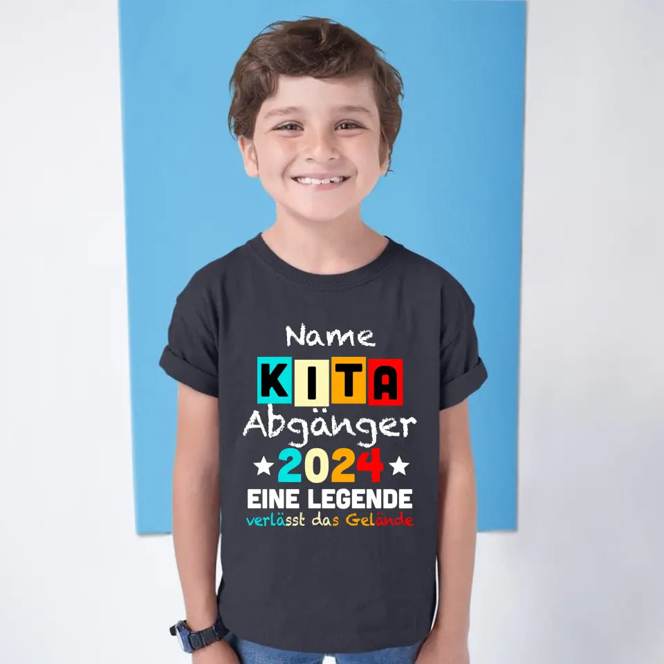 Kita Abgänger 2024 - Eine Legende verlässt das Gelände - Einschulung T-Shirt mit Name - personalisierbar