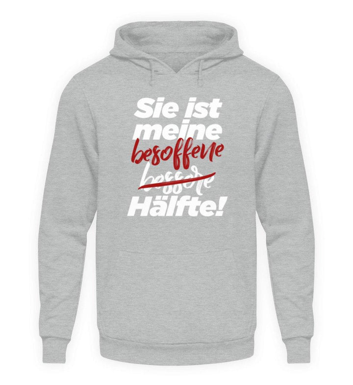 Sie ist meine besoffene Hälfte.  - Unisex Kapuzenpullover Hoodie - Words on Shirts Sag es mit dem Mittelfinger Shirts Hoodies Sweatshirt Taschen Gymsack Spruch Sprüche Statement