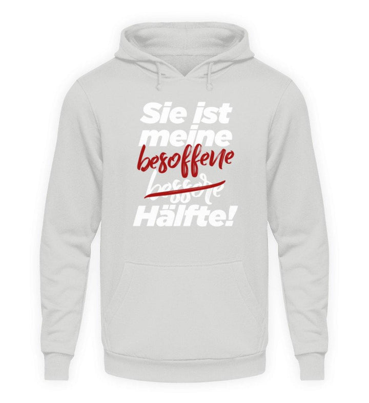 Sie ist meine besoffene Hälfte.  - Unisex Kapuzenpullover Hoodie - Words on Shirts Sag es mit dem Mittelfinger Shirts Hoodies Sweatshirt Taschen Gymsack Spruch Sprüche Statement