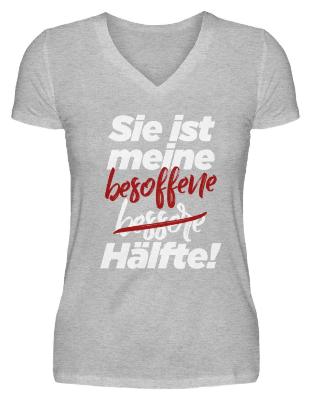 Sie ist meine besoffene Hälfte.  - V-Neck Damenshirt - Words on Shirts Sag es mit dem Mittelfinger Shirts Hoodies Sweatshirt Taschen Gymsack Spruch Sprüche Statement