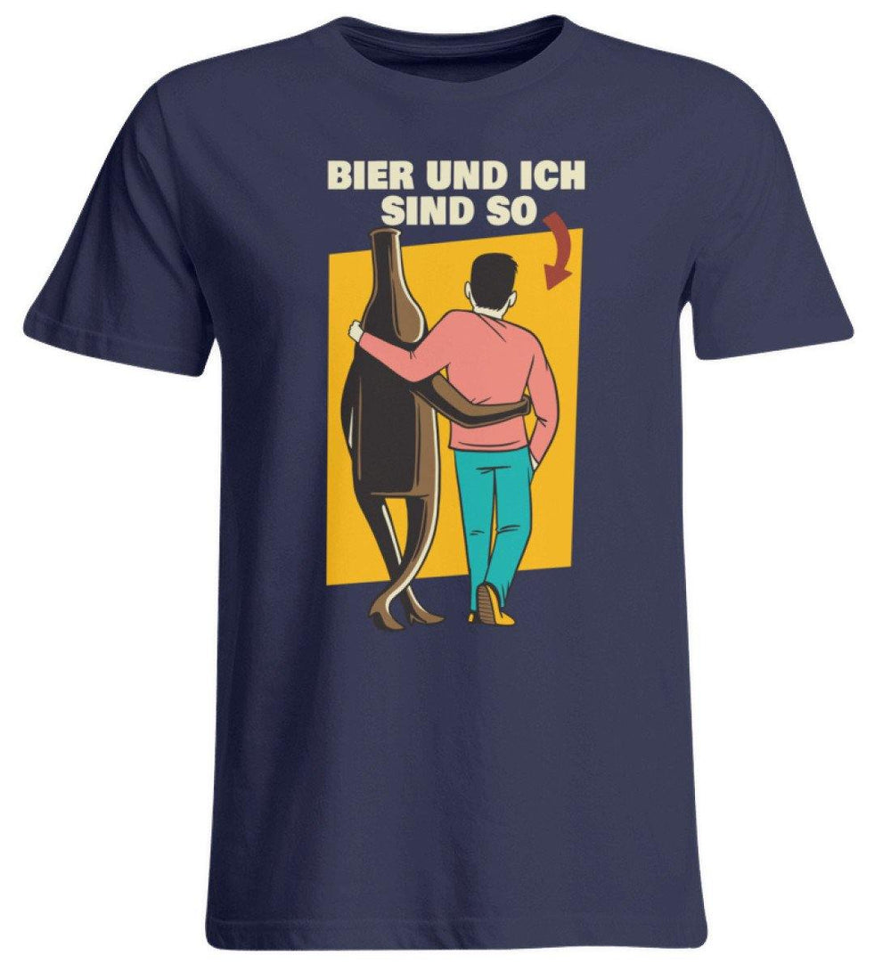 Bier und ich sind so - Words on Shirts  - Übergrößenshirt - Words on Shirts Sag es mit dem Mittelfinger Shirts Hoodies Sweatshirt Taschen Gymsack Spruch Sprüche Statement