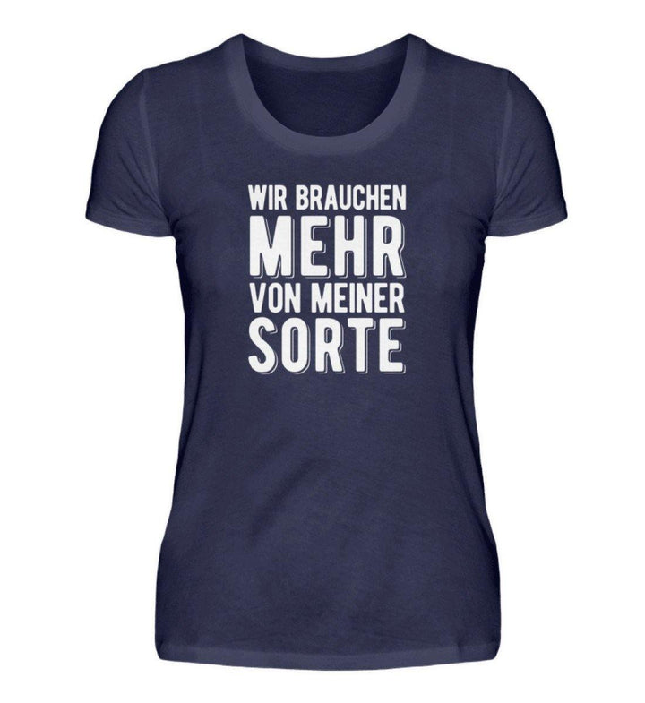 Wir brauchen mehr von meiner Sorte  - Damenshirt - Words on Shirts Sag es mit dem Mittelfinger Shirts Hoodies Sweatshirt Taschen Gymsack Spruch Sprüche Statement