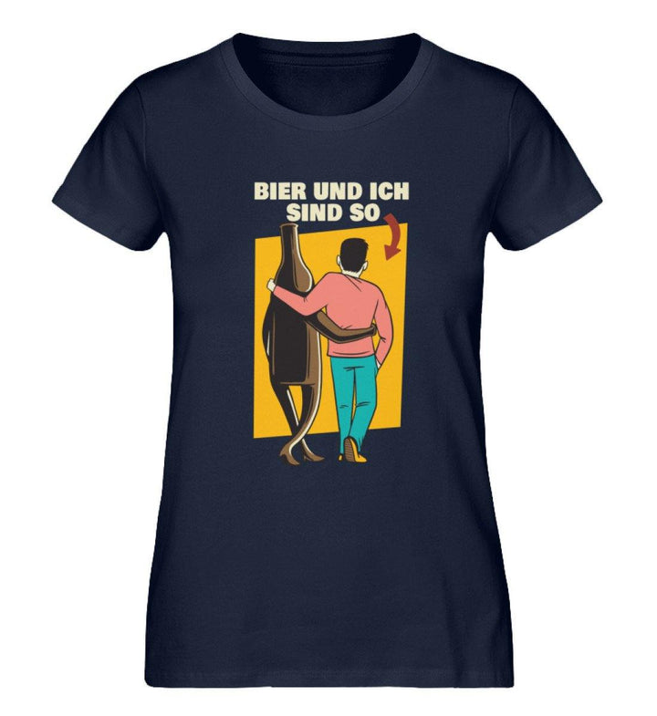 Bier und ich sind so - Words on Shirts  - Damen Premium Organic Shirt - Words on Shirts Sag es mit dem Mittelfinger Shirts Hoodies Sweatshirt Taschen Gymsack Spruch Sprüche Statement