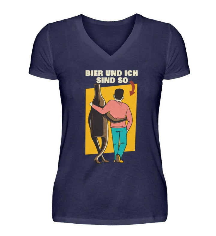 Bier und ich sind so - Words on Shirts  - V-Neck Damenshirt - Words on Shirts Sag es mit dem Mittelfinger Shirts Hoodies Sweatshirt Taschen Gymsack Spruch Sprüche Statement