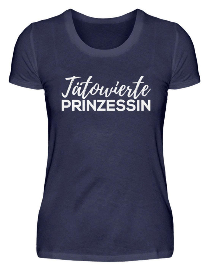 Tätowierte Prinzessin  - Damenshirt - Words on Shirts Sag es mit dem Mittelfinger Shirts Hoodies Sweatshirt Taschen Gymsack Spruch Sprüche Statement