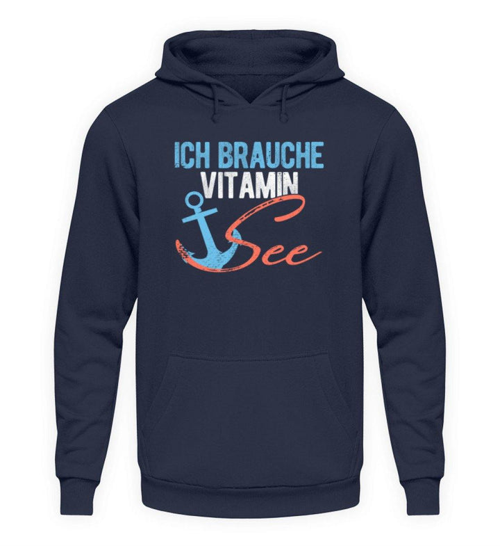 Vitamin See - Norddeutsch   - Unisex Kapuzenpullover Hoodie - Words on Shirts Sag es mit dem Mittelfinger Shirts Hoodies Sweatshirt Taschen Gymsack Spruch Sprüche Statement