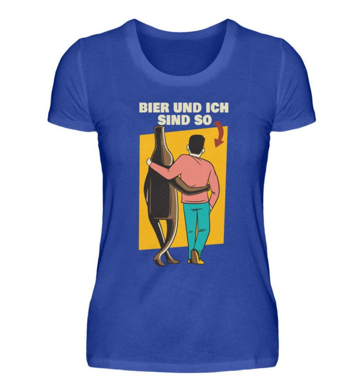 Bier und ich sind so - Words on Shirts  - Damenshirt - Words on Shirts Sag es mit dem Mittelfinger Shirts Hoodies Sweatshirt Taschen Gymsack Spruch Sprüche Statement