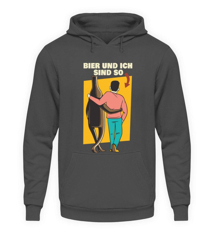 Bier und ich sind so - Words on Shirts  - Unisex Kapuzenpullover Hoodie - Words on Shirts Sag es mit dem Mittelfinger Shirts Hoodies Sweatshirt Taschen Gymsack Spruch Sprüche Statement